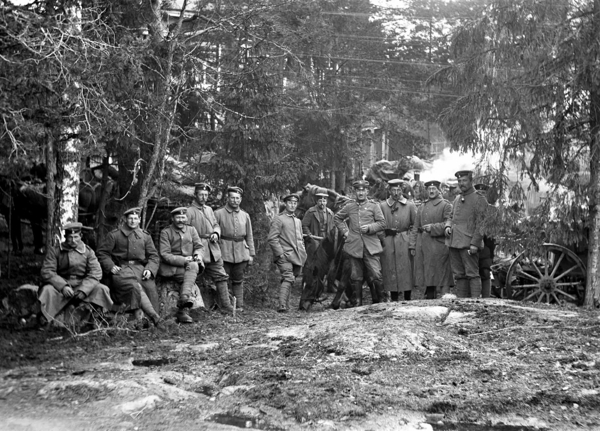 Leiriytyneitä Saksan armeijan sotilaita 11. 12.4. Puustellinmäellä. Kuva Henrik Forsström.